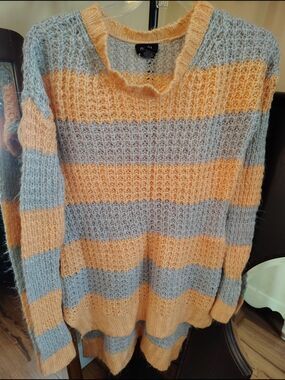 Rue21 Striped V-Neck Sweater in Peach and Light Gray